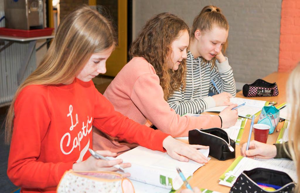 VAKANTIES EN VRIJE DAGEN aanwezig op school 08.00 uur eerste bel: naar het lokaal 08.05 uur LESTIJDEN VAKANTIES EN VRIJE DAGEN 1e uur 08.10-09.