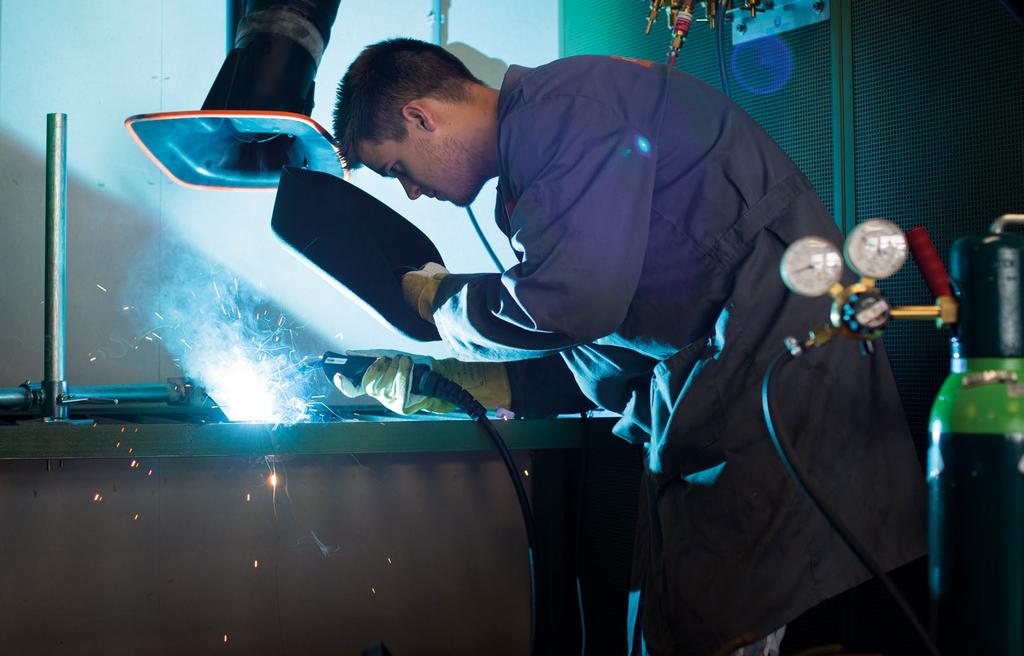 werken aan technische installaties of metalen onderdelen en constructies. Bijvoorbeeld waterleidingen, stroomkabels of machines. Je kunt bij allerlei verschillende bedrijven werken: groot of klein.