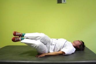 Oefeningen voor rugpatiënten - Ga op de rug liggen - Plaats de armen naast je.