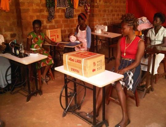 In het project krijgen verschillende groepen moeders in Nansana de kans om een half jaar trainingen te volgen zodat ze daarmee in de toekomst hun geld kunnen verdienen.