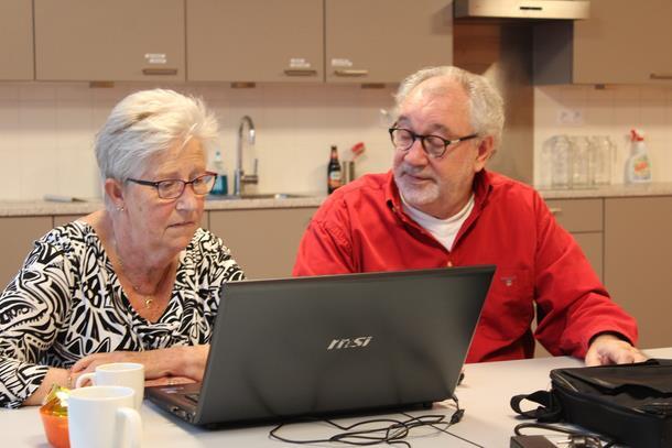 Internetcafé Algemeen In een Internetcafé worden de deelnemers vanaf vijftig plus door Gildevrijwilligers op een eenvoudige manier wegwijs gemaakt op de computer. De begeleiding omvat o.a. het gebruik van internet, email, tekstverwerking, mappenbeheer, foto s van fototoestel naar de computer etc.