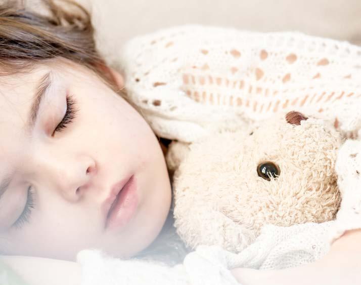 Tip #3 Doe samen een ontspannende ademhalingsoefening Om te kunnen slapen moet je alertheid laag zijn. Kinderen hebben vaak nog een druk en vol hoofd of voelen niet goed dat hun lijf moe is.