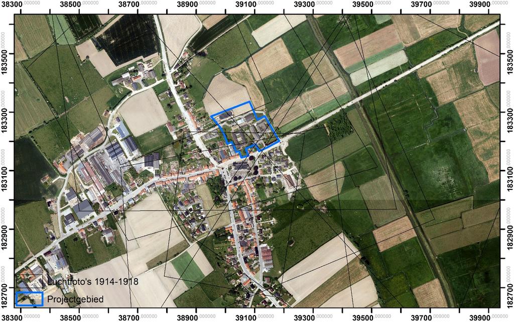 toont de luchtfotobedekking van het onderzoeksgebied en geeft een idee van de schaal van de 39 gebruikte luchtfoto s. Figuur 2 Bedekking van 9 geraadpleegde luchtfoto's 5.