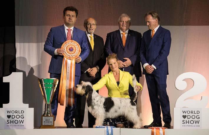 Trotse winnares Gwen Huikeshoven poseert met Frosty Snowman Nederlands succes De beste honden van elk ras mogen