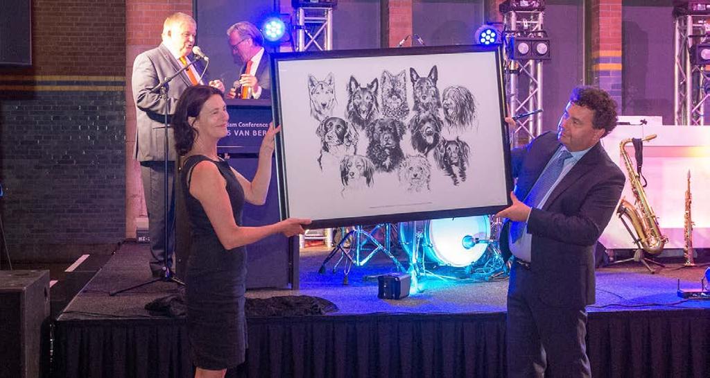 Bij deze gelegenheid kreeg het bestuur van de Raad van Beheer een speciaal getekende collage van de negen Nederlandse Hondenrassen, in opdracht van de stichting World Dog Show 2018 gemaakt door