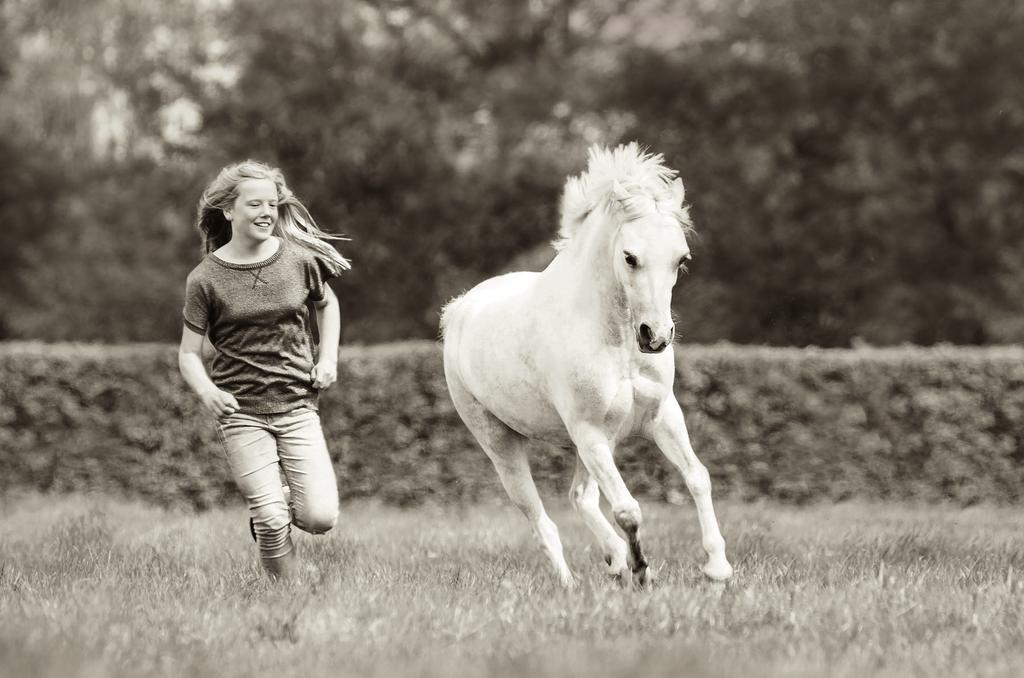 Nu hoef je alleen maar naar een van deze mensen toe te lopen en te zeggen dat je piekert. Dan gaat diegene vanzelf aan je vragen wat er is. En hoe hij of zij je kan helpen.