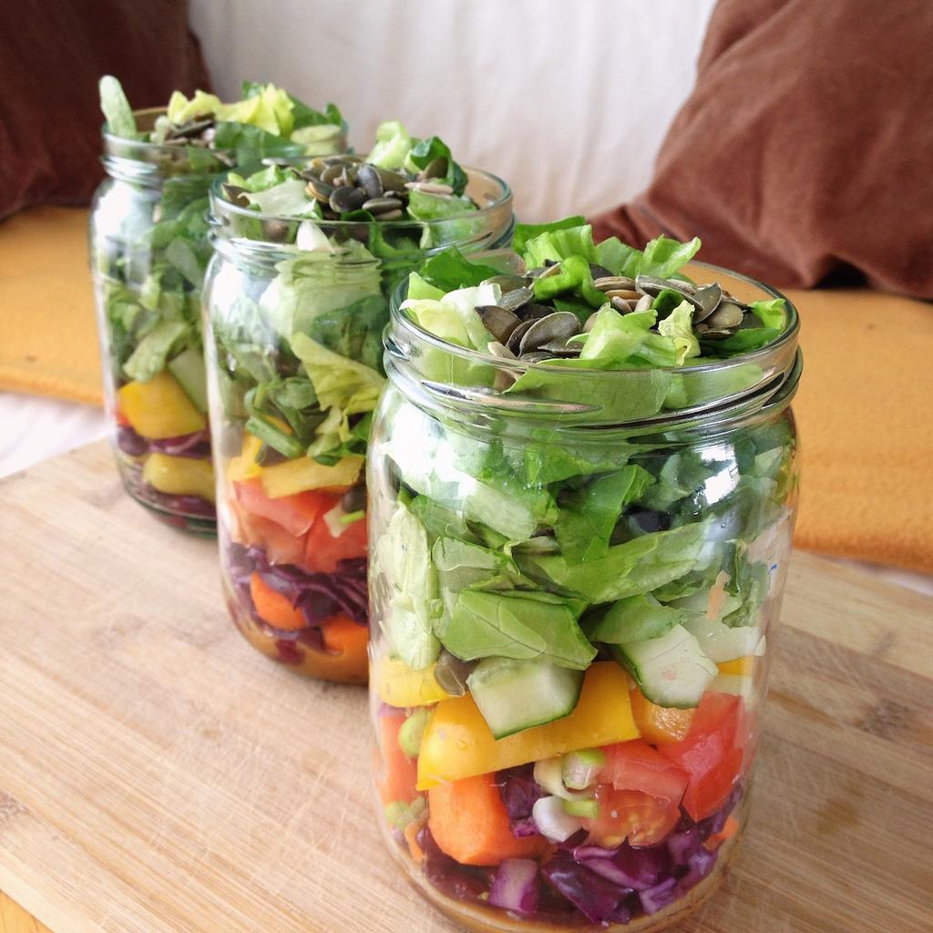 Salade in een pot Ingrediënten voor 3 porties 1 krop sla naar keuze 2 handjes verse spinazie een halve gele paprika een stukje rode kool 2 wortels halve komkommer 2 tomaten 1 bosui 1 potje kidney