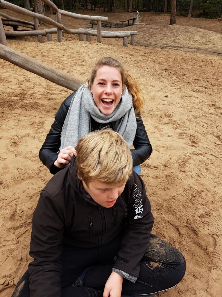 Ik speel graag een potje voetbal en ben ik altijd in voor gezelligheid met vrienden en familie.