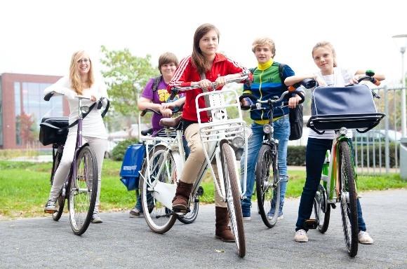 Bij Zorg en Welzijn zijn er werkplekken op het leerplein of in de praktijkruimte. Deze werkplekken hebben vaak een eigen kleur. a. Hebben de werkplekken bij jou op school een eigen kleur? Ja / Nee b.