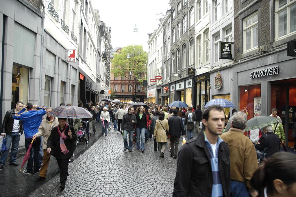 Verschillen in tijd Voorbeeld: het is mooi weer, de zon schijnt. De klant gaat op zoek naar een zomerbroek. Hij kan naar de fabriek gaan, maar die heeft ze nu niet.