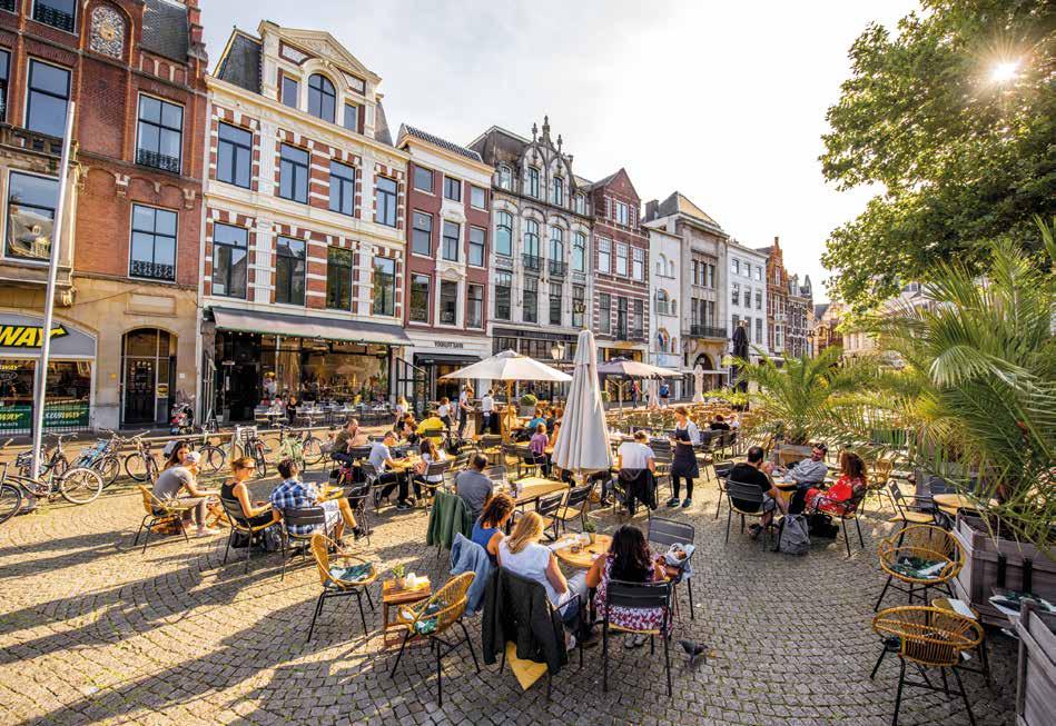 DEN HAAG DE STAD DIE ELKE DAG EEN BEETJE MOOIER WORDT. De Haag is, et als de Hageaars zelf, gee stad die zich metee laat kee.