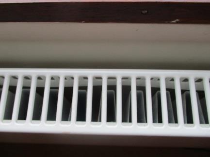 Volgens de bewoner is er hier radiatorfolie bij de ledenradiator aangebracht. Ook bij de convectorput kan radiatorfolie een goede aanvulling zijn.