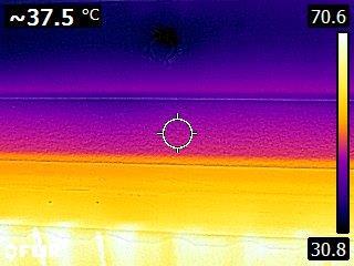 Voornamelijk bij koudere temperaturen en wanneer de wind op de gevel staat.