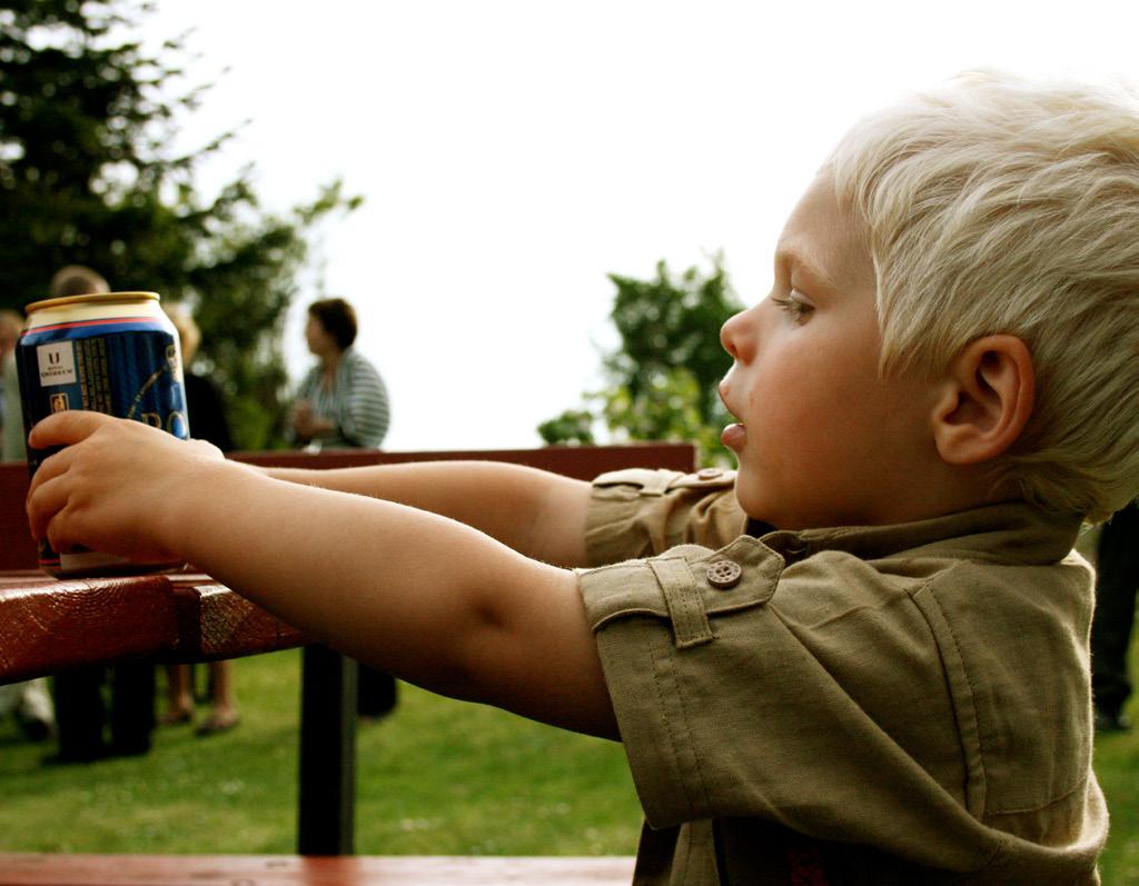 De meeste kinderen van ouders met alcoholproblemen krijgen zelf geen alcoholproblemen. Wel behoren ze tot een groep die daar gevoeliger voor is. Hoe komt dat?