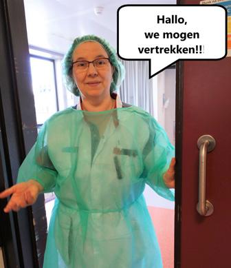 Opeens komt er een lieve mevrouw binnen die zegt We mogen vertrekken!. Nu rijden ze met het bed naar de operatiekamer. In de operatiekamer staan veel apparaten en lopen mensen in groene uniformen.