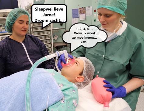 Daar is de slaapdokter! Deze dokter gaat ervoor zorgen dat Jarne slaapt tijdens zijn operatie, zodat hij er helemaal niets van merkt of voelt. Hij krijgt een maskertje op.