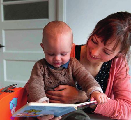 Het Mamacafé XL in de Raadszaal van de gemeente Heemskerk werd bezocht door 90 (aanstaande) moeders. Een medewerker van de bibliotheek las er voor en introduceerde er het Boekstartkoffertje.