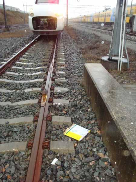 Afbeelding 4: de testtrein met daar voor de remschoen op het spoor. 2.