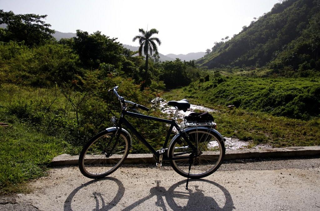 Dag 12 Camagüey, fietstaxitour - Sierra Maestra Dag 13 Sierra Maestra Vanuit Trinidad rijden we door een vlak Cubaans landschap, dat vooral wordt gebruikt voor de veeteelt, naar Camagüey.