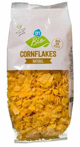 Kellogg s legt op de verpakking uit hoe de cornflakes worden gemaakt: de maiskorrels worden na de oogst gewassen, geplet en geroosterd. Maar dan vergeten ze de rest van het verhaal.