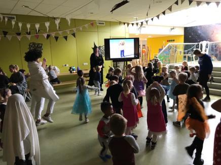 Boekenbal Gruwelijk Eng We hebben de Kinderboekenweek afgesloten met een spetterend boekenbal.