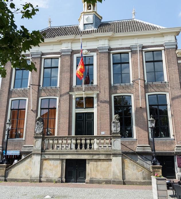 U bereikt hen via telefoonnummer 026 355 2535 of via m.peters@glk.nl. Het Stadhuis In de Roos U passeert een brede trap en een heus bordes voor u in het oude gedeelte van het Stadhuis binnen komt.