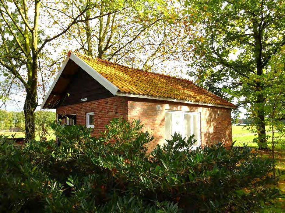 Het gastenverblijf is eenvoudig ingericht en heeft een zitkamer met kitchenette, een slaapkamer en een