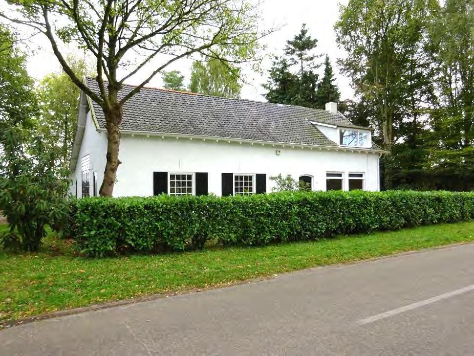 Woning De boerderijwoning is van oorsprong omstreeks 1900 gebouwd, doch in de latere jaren uitgebouwd en aan de achterzijde geheel voorzien van een