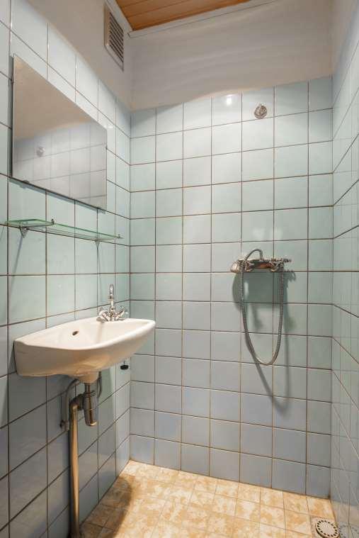 Douche-ruimte vloer: wanden: plafond: diversen: - tegels