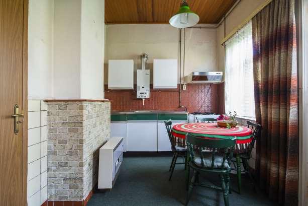 Keuken vloer: wanden: plafond: diversen: - tapijt - tegels/behang - houten delen - dichte keuken met