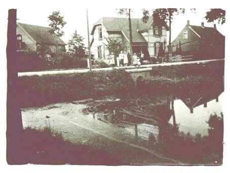 Foto ca. 1930/35. Singel 52, huis en bergplaats. De foto is genomen vanaf de dam tussen de Molenvlietsestraat en de Singel.