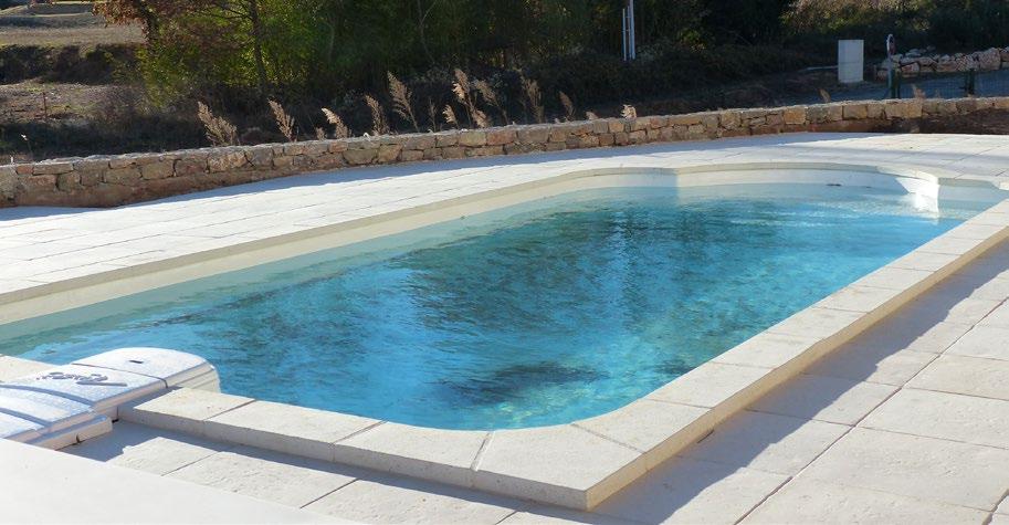 buitenkeuken Verwarmd zwembad met automatische PH- en chloorregeling en met grote zonneterrassen Omheind terrein (780m 2 ) met