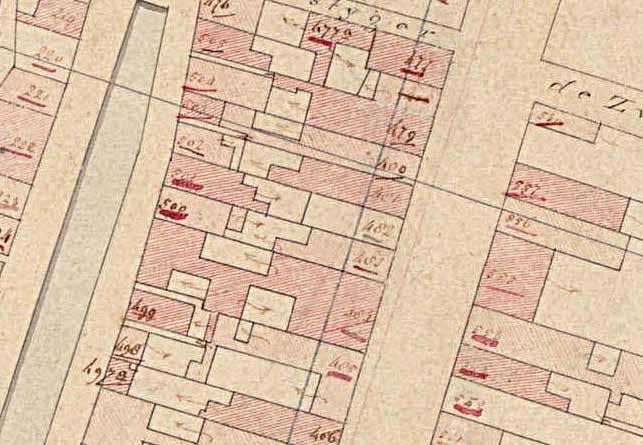 Afb. 1. Het huidige Breedstraat 66 op de minuutkaart uit 1832, aangegeven door de rode pijl. Noord-Hollands Archief, Haarlem.