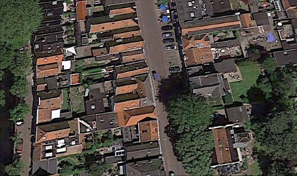 Hoge dwarskap, achter twee topgevels. Situering Afb. 2. Breedstraat 66 op Google Earth. De rode pijl geeft de ligging aan.