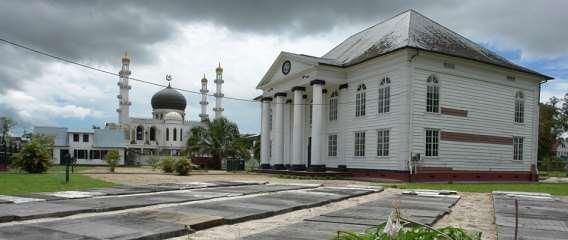 Sinds 2002 is het centrum van Paramaribo geplaatst op de Unesco Wereld Erfgoedlijst van historische monumenten.