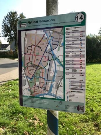 Net voor het viaduct ga je rechtsaf het fietspad op en volgt dit tot aan Bouwgein (Hoveniersweide 9). Fietsnet Heb jij die gekleurde banden om de lantaarnpalen wel eens gezien?