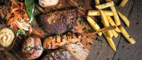 DINERKAART DINERKAART HOOFDGERECHTEN - geserveerd met een groentegarnituur Gebakken tournedos 28,50 met pepersaus of gebakken champignons Gegrilde varkensfilet 1 met tuinkruidensaus Zalmfilet uit de