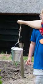 In de oude dorpsschool van het Nederlands Openluchtmuseum ervaren ze de verschillen tussen de school van vroeger en vandaag.