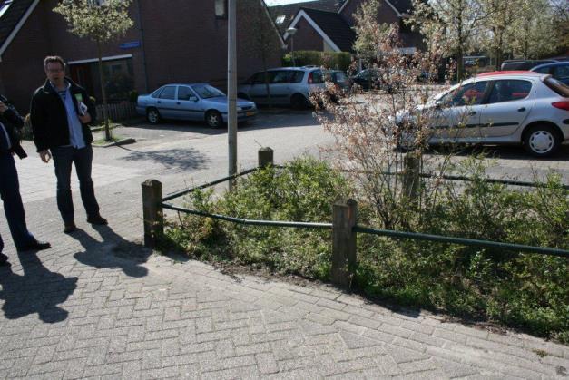 - De verwijdering van de verbrande palen bij Bastertkamp 14; niet voor fietsers en bromfietsers) bij de ingang van