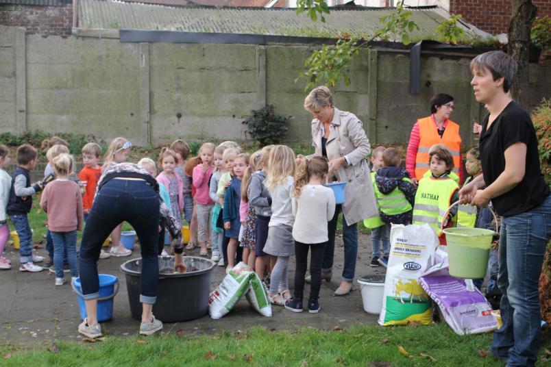 Bezoek in de klas! In de lessen wereldoriëntatie leerden de kinderen van klas 2D over beroepen. We trokken samen de wijde wereld in (lees: Heule) om enkele beroepen van dichterbij te bekijken.