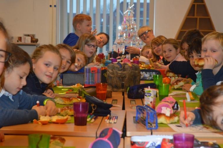 Sinterklaas kondigde al lang vooraf aan dat hij op 4 december in de namiddag een bezoek zou brengen aan de school. Met de helikopter zou hij landen op speelplaats van de lagere school.