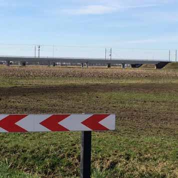 Opdracht 5 Je fietst op de Venedijk Zuid. a Verklaar waarom hier een stuk IJsseldijk ligt. Gebruik in je antwoord het begrip meanderen. Aan je rechterhand zie je een aantal ronde plassen liggen.