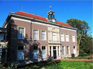 weeshuis in opdracht van de Drost-IJserman Stichting. Daarna heeft het pand dienst gedaan als bejaardenhuis en later als raadhuis.