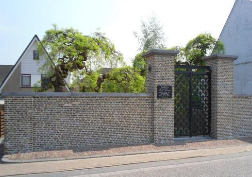 Drie Chinese treurwilgen met grillige takken omlijsten op stemmige wijze de grafkelder. 4.