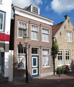 6. Oude raadhuis Moordrecht, Dorpsstraat 34 Programma Beschermd dorpsgezicht, niet te bezoeken Het voormalig raadhuis op de hoek van de Veersteeg is een sober neoclassicistisch gebouw, opgetrokken in