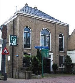 Van 1824 tot 1970 was hier het Raadhuis, daarvoor was hier een huis met een korenwasserij. Het voormalige raadhuis is thans in gebruik als Chinees restaurant. 7.