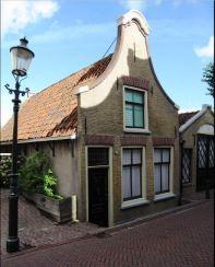8. Woonhuis Moordrecht, Dorpsstraat 26 Programma: Beschermd dorpsgezicht, niet te bezoeken Pand met ingezwenkte klokgevel, verbouwd circa 1782 als pastorie van de remonstrantse kerk.