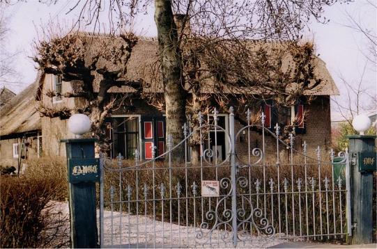 Hoeve Langehof - Nieuwerkerk a/d IJssel, s Gravenweg 16 Programma: niet te bezoeken Voormalige hoeve Langehof met dwars gebouwd woongedeelte en zomerhuis, is