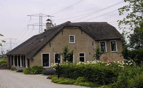 boerderij uit de 18e eeuw met rechts uitgebouwd een opkamer met daaronder een kelder. Het pand van IJsselstenen draagt een rieten wolfsdak, de opkamer heeft een zadeldak.