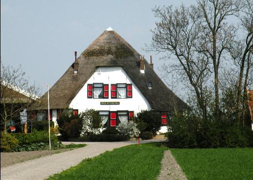 in gele IJsselsteen met boven de vensters strekken van rode baksteen. In de gevels zitten vlechtingen, de vensters hebben houten kruiskozijnen en zijn voorzien van luiken.